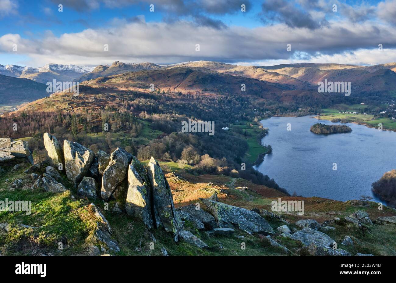 Crinkle Crags, Bowfell, The Langdale Pikes, Silver How e Grasmere visto da Loughrigg Fell, Grasmere, Lake District, Cumbria Foto Stock