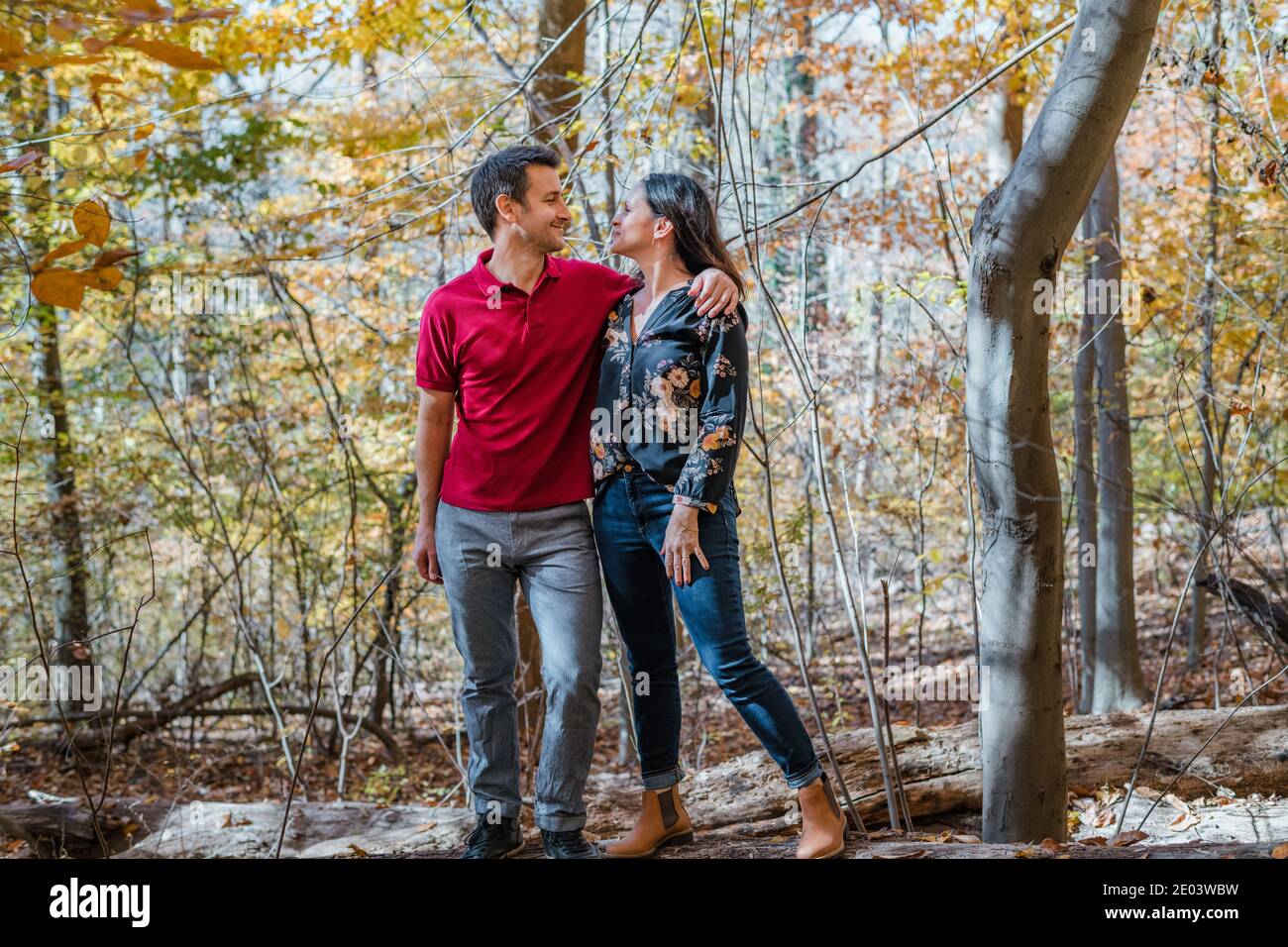 Coppia adulta di mezza età fuori il giorno dell'autunno Foto Stock