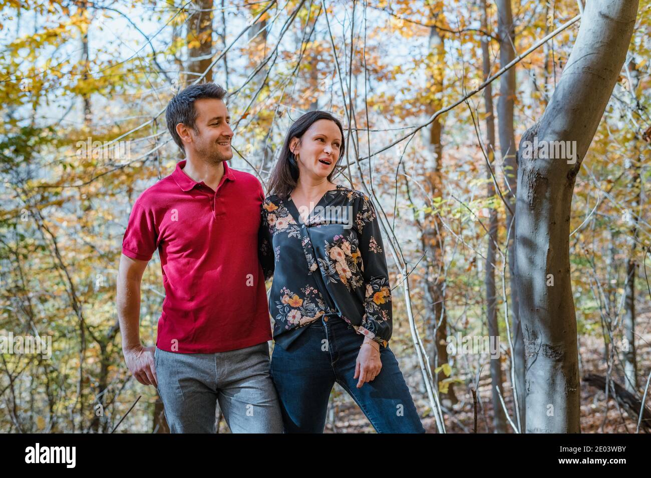 Coppia adulta in piedi insieme nella foresta Foto Stock