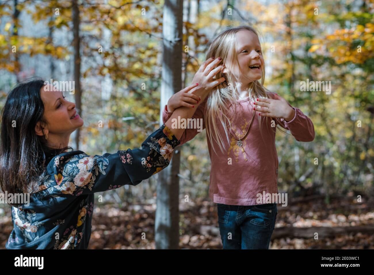 Madre e figlia insieme fuori Foto Stock