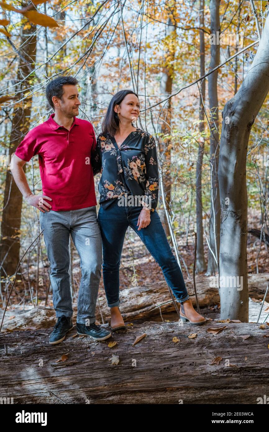 Coppia di adulti di mezza età in piedi insieme nella foresta Foto Stock