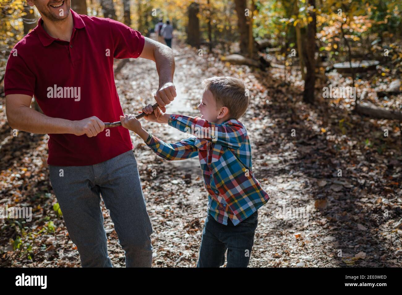 Il padre e il ragazzo giocano fuori nella foresta Foto Stock