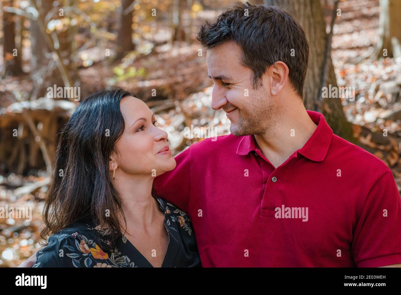 Coppia adulta sorridente l'un l'altro innamorato Foto Stock