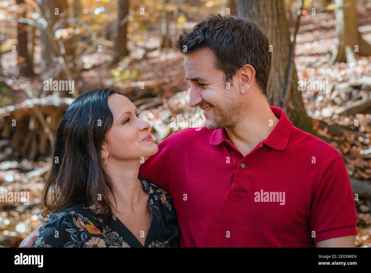 Coppia adulta che si guarda amorevolmente l'un l'altro all'esterno Foto Stock