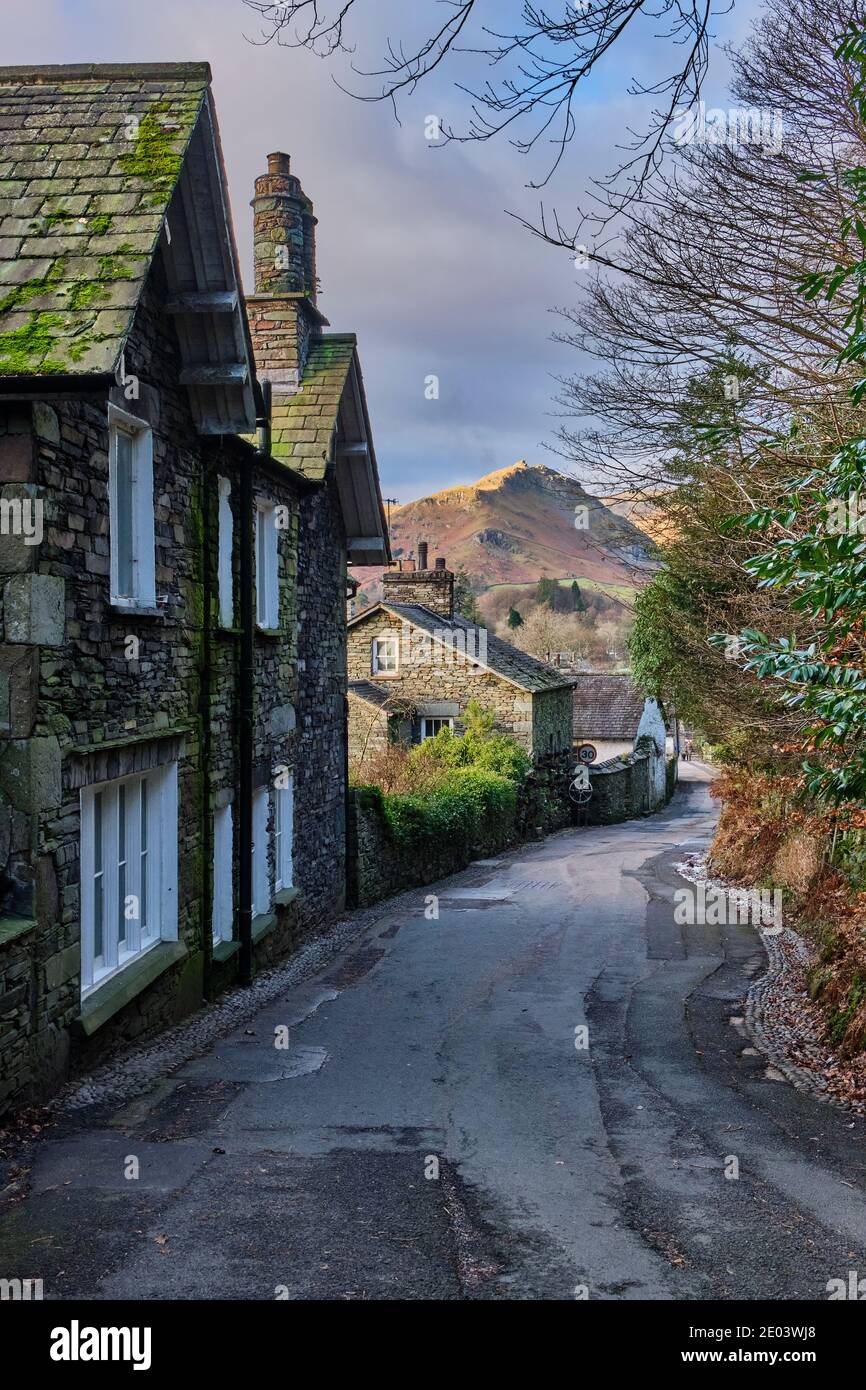 Sunlit Helm Crag visto da Town End, Grasmere, Lake District, Cumbria Foto Stock