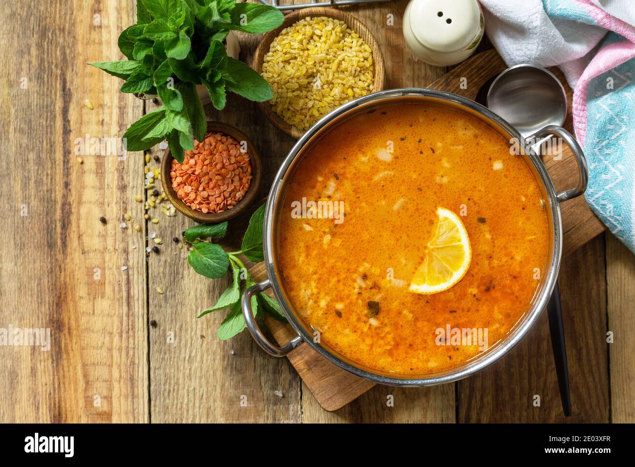 Cucina turca. Zuppa tradizionale con riso, lenticchie e menta su un tavolo rustico. Vista dall'alto in piano. Spazio di copia. Foto Stock
