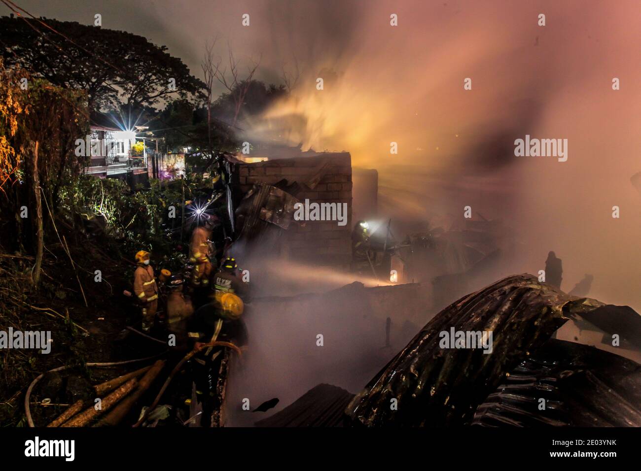 Manila, Filippine. 29 Dic 2020. I vigili del fuoco hanno messo fuori un fuoco che ingolce una zona residenziale a Manila, le Filippine, 29 dicembre 2020. Credit: Rouelle Umali/Xinhua/Alamy Live News Foto Stock