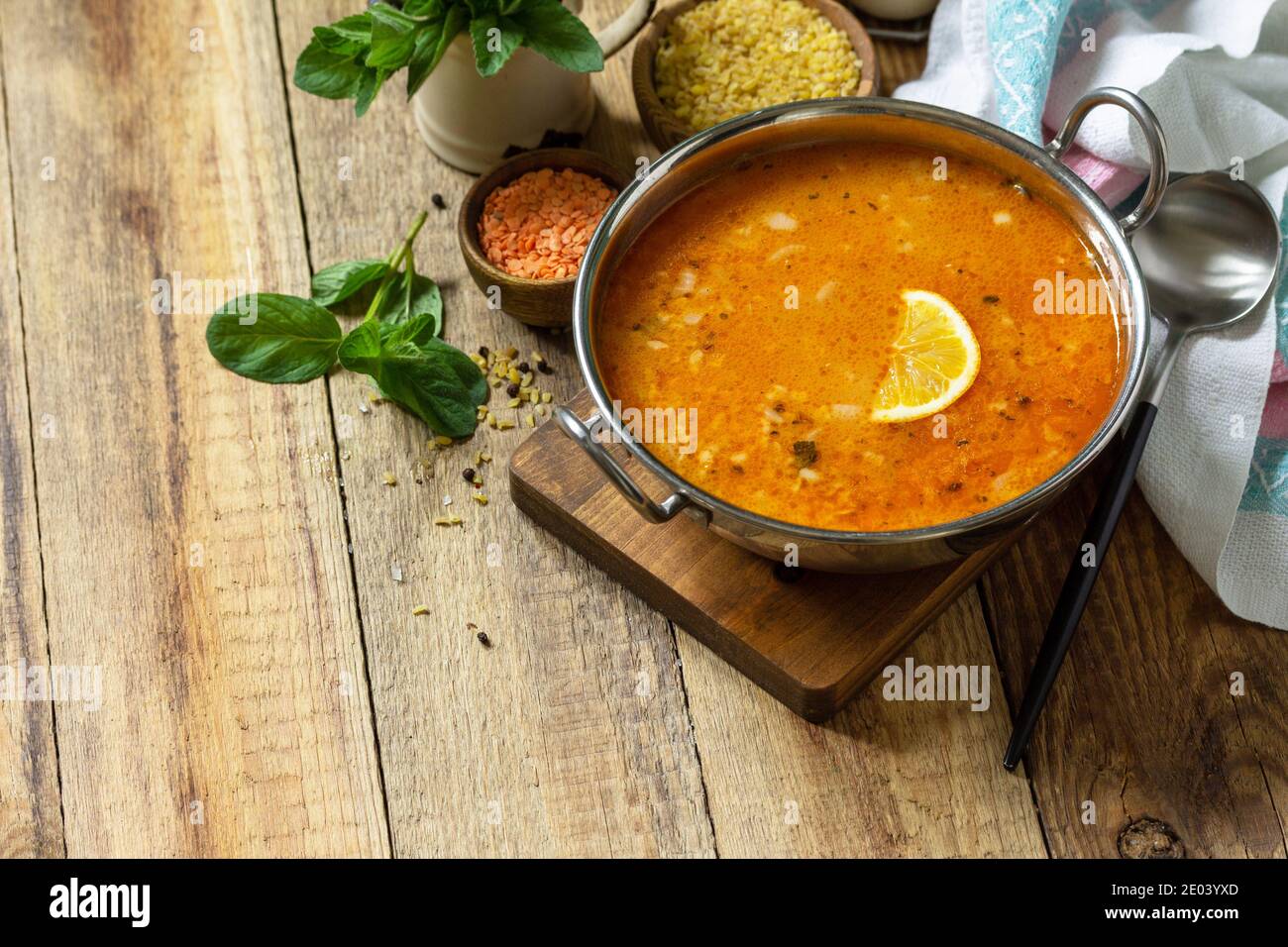 Cucina turca. Zuppa tradizionale con riso, lenticchie e menta su un tavolo rustico. Spazio di copia. Foto Stock