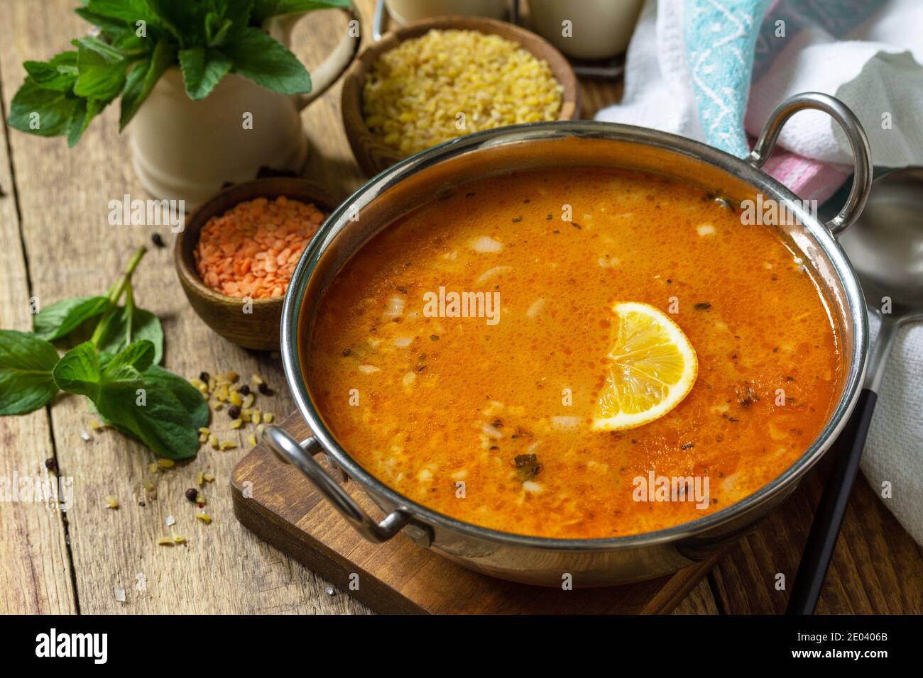 Cucina turca. Zuppa tradizionale con riso, lenticchie e menta su un tavolo rustico. Spazio di copia. Foto Stock
