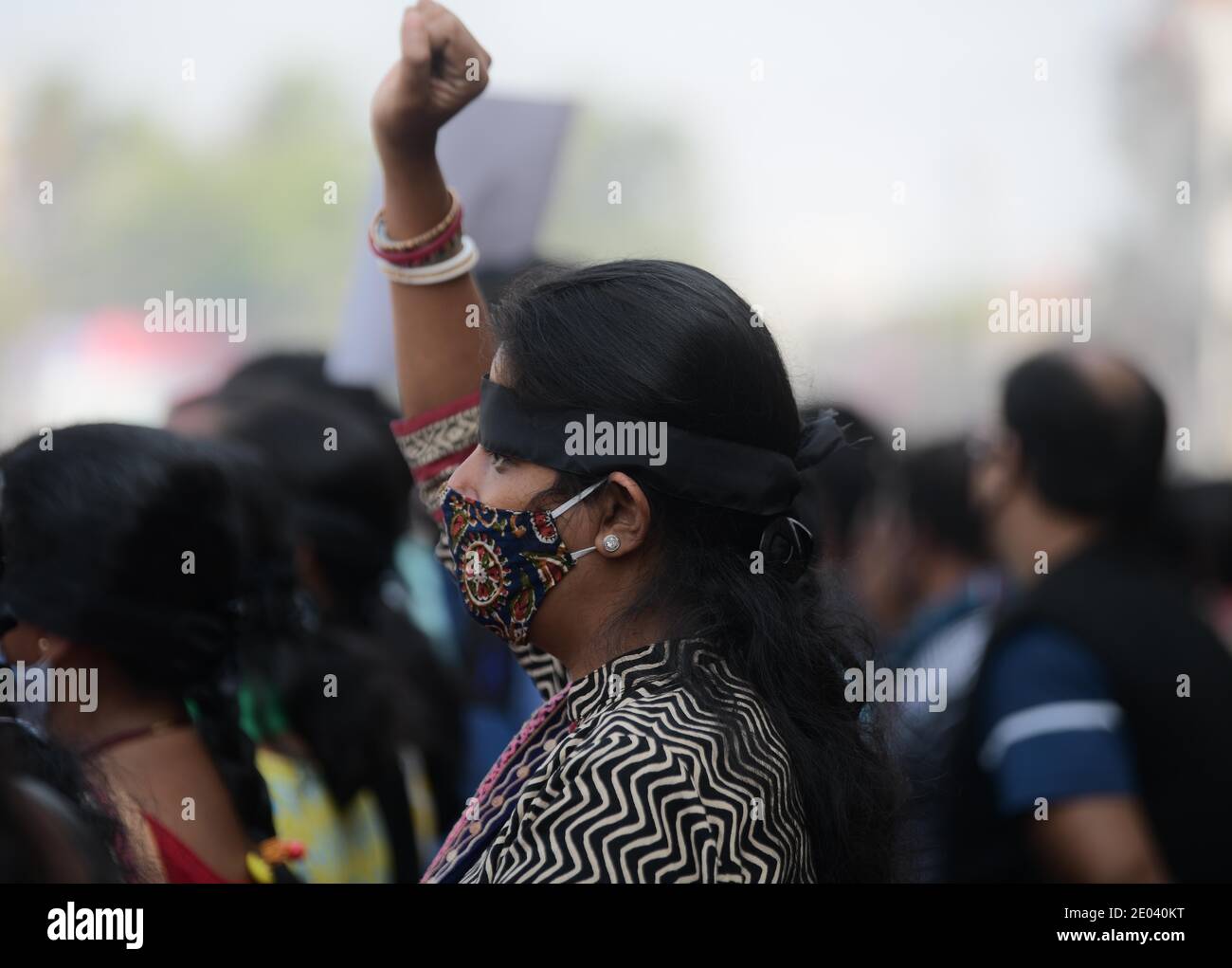 Un insegnante fisicamente disabile insieme ad altri insegnanti terminati stanno protestando coprendo i loro occhi con il panno nero all'arrivo della Giustizia principale dell'India, Sharad Arvind Bobde. Agartala, Tripura, India. Foto Stock