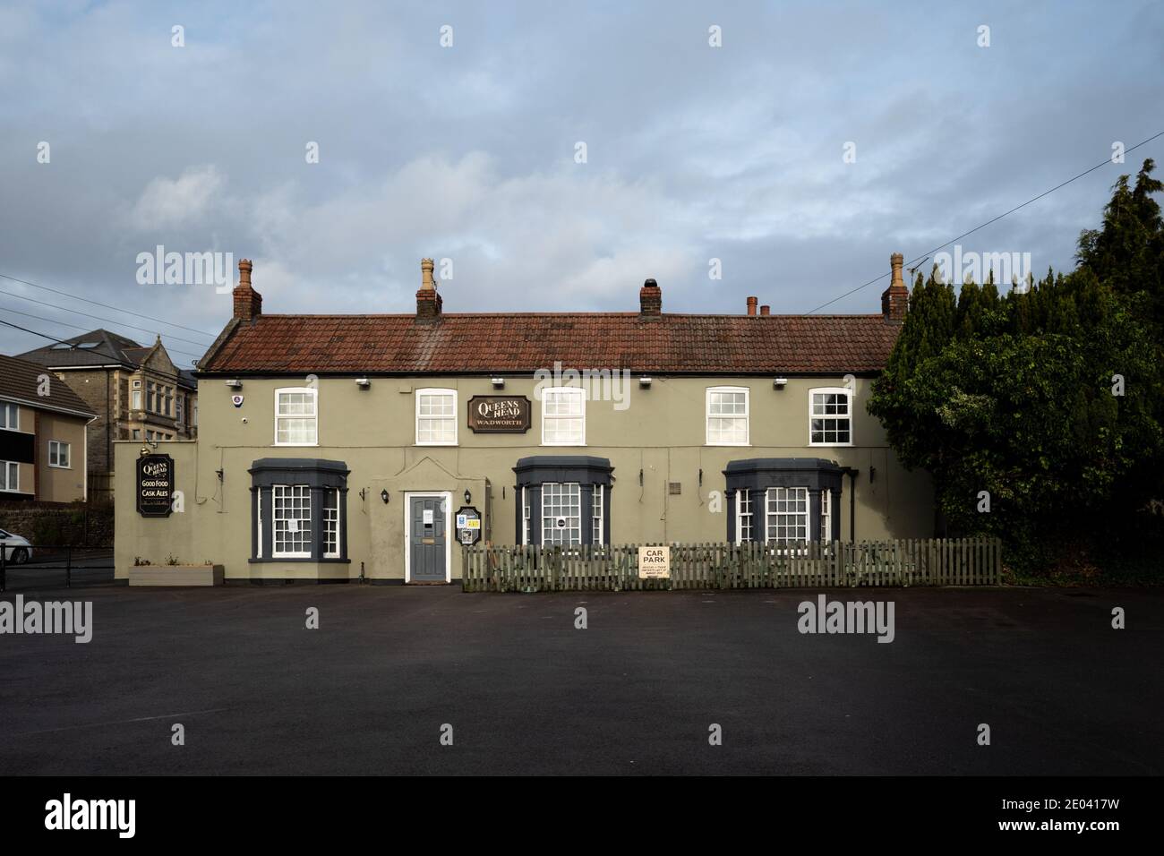 L'esterno del Queens Head Pub, 29 Lower Hanham Rd, Hanham, Bristol BS15 8QP, dicembre 2020 Foto Stock