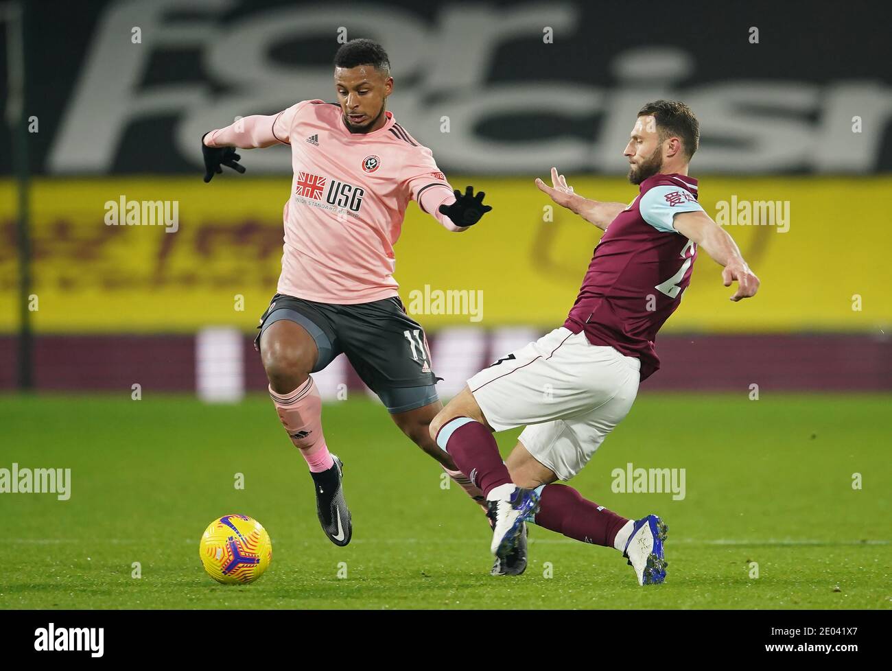 Lys Mousset di Sheffield United (a sinistra) e Erik Pieters di Burnley si battono per la palla durante la partita della Premier League a Turf Moor, Burnley. Foto Stock