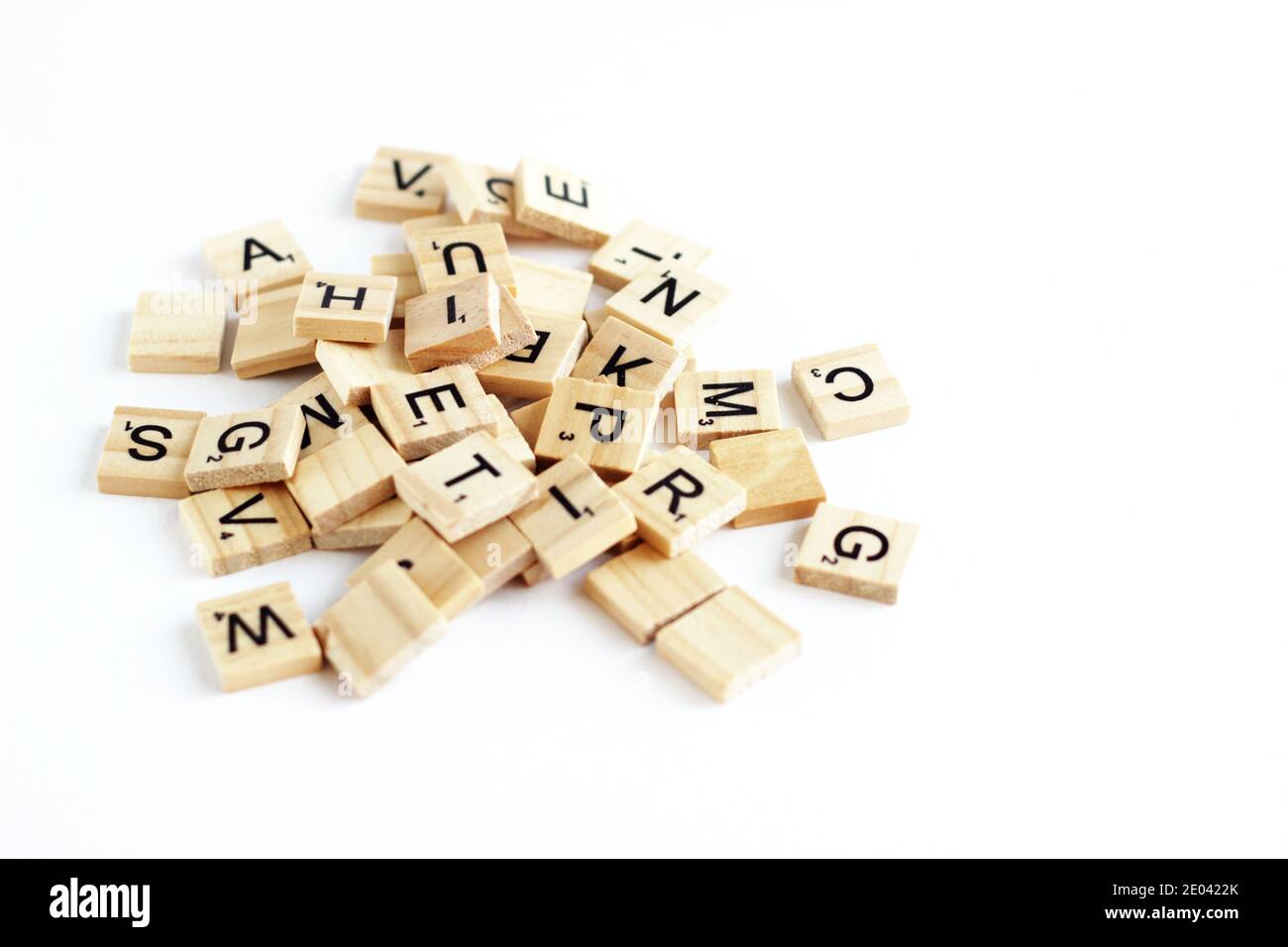 San Pietroburgo Russia, 29.06.2019: Concetto di gioco da tavolo. Piastrelle di legno Scrabble lettere su sfondo bianco. Foto Stock