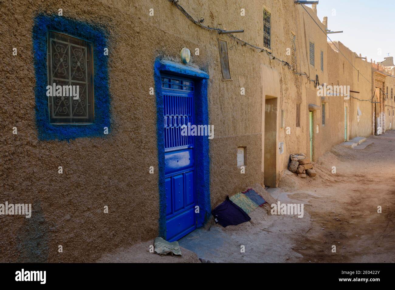 Piccola strada in un villaggio nella valle di Ziz. Marocco Foto Stock