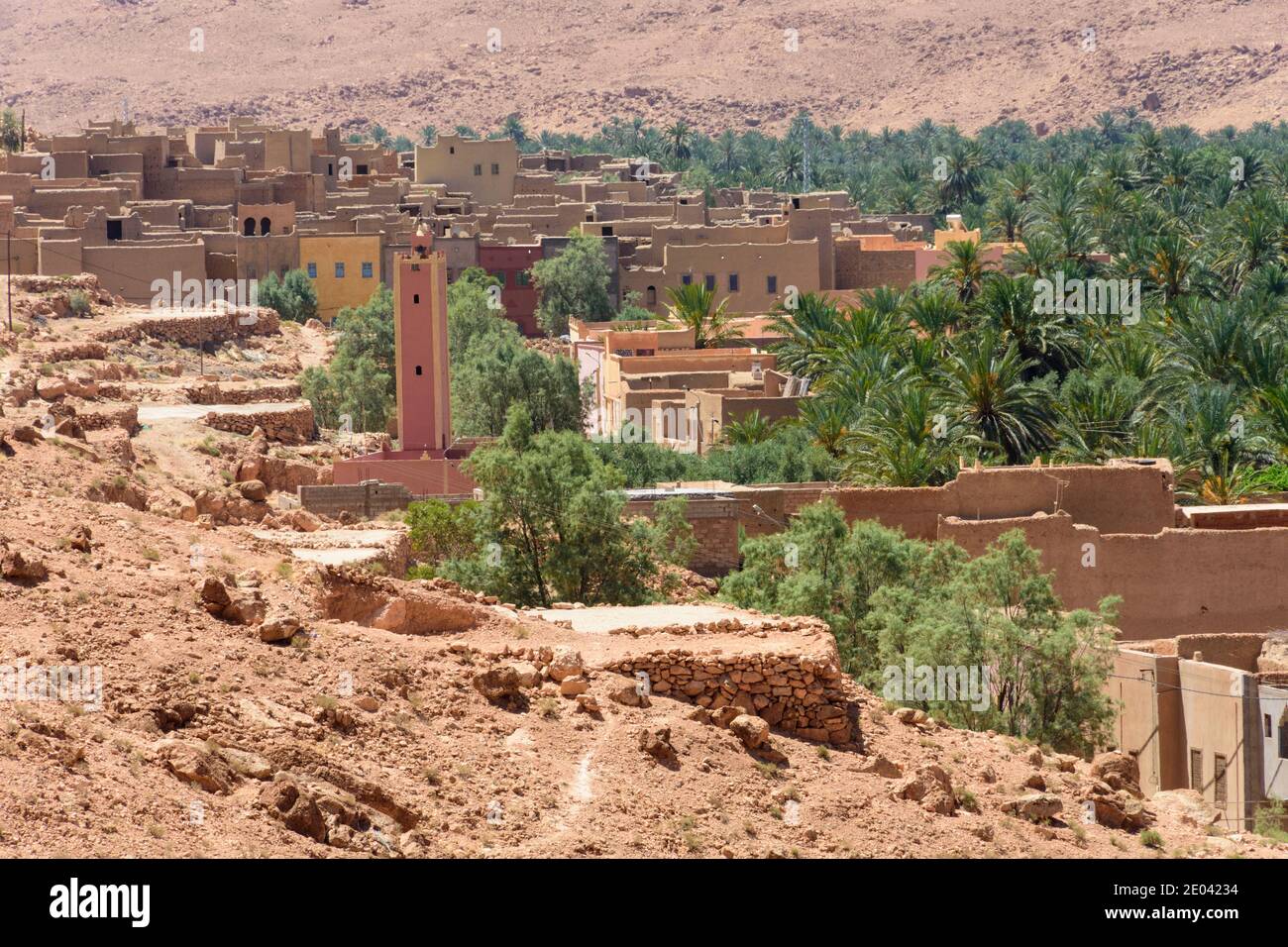 Un villaggio nella valle di Ziz con pamaries intorno. Marocco Foto Stock