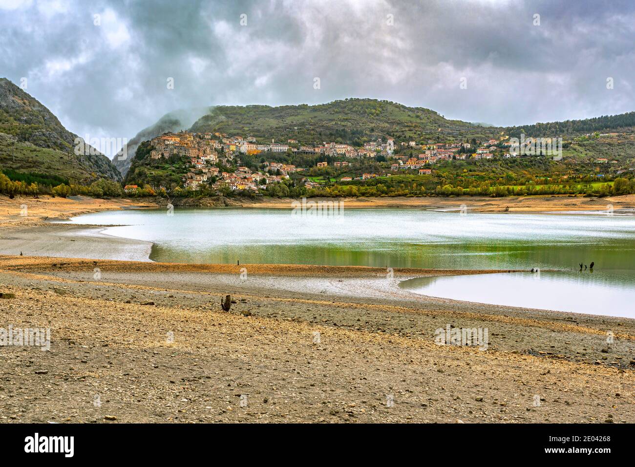 Il lago secco di Barrea, sullo sfondo il villaggio di Barrea. Parco Nazionale d'Abruzzo, Lazio e Molise , Italia, Europa Foto Stock