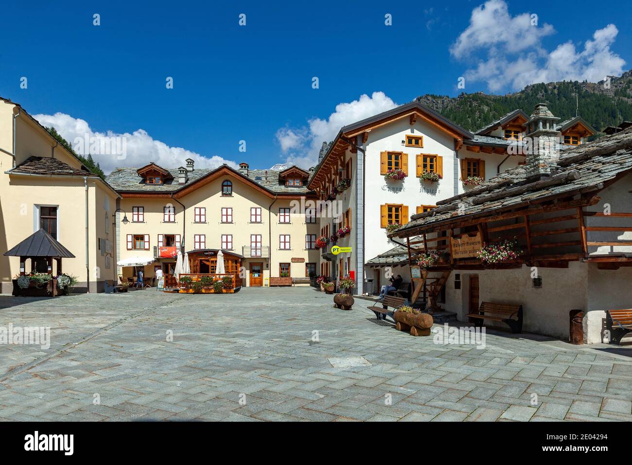 Piazza nel centro storico di Gressoney la Trinitè in Valle d'Aosta. Italia, Europa Foto Stock