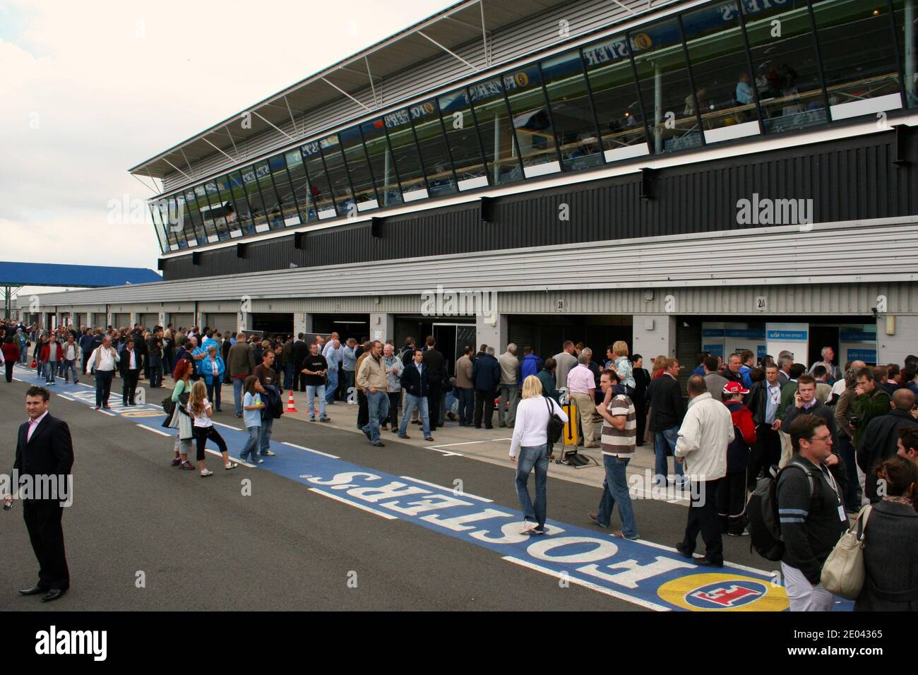 Spettatori che affollano la pit lane in una giornata di test al circuito di Silverstone Race Inghilterra UK 20 settembre 2006 Foto Stock
