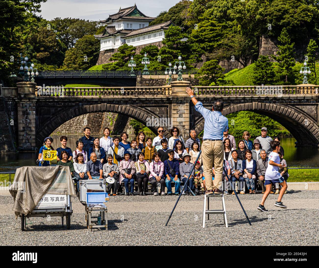 Il fotografo di gruppo richiede attenzione di fronte al Palazzo Imperiale Giapponese. Foto di fronte al Palazzo Tenno a Chiyoda (Tokyo), Giappone Foto Stock
