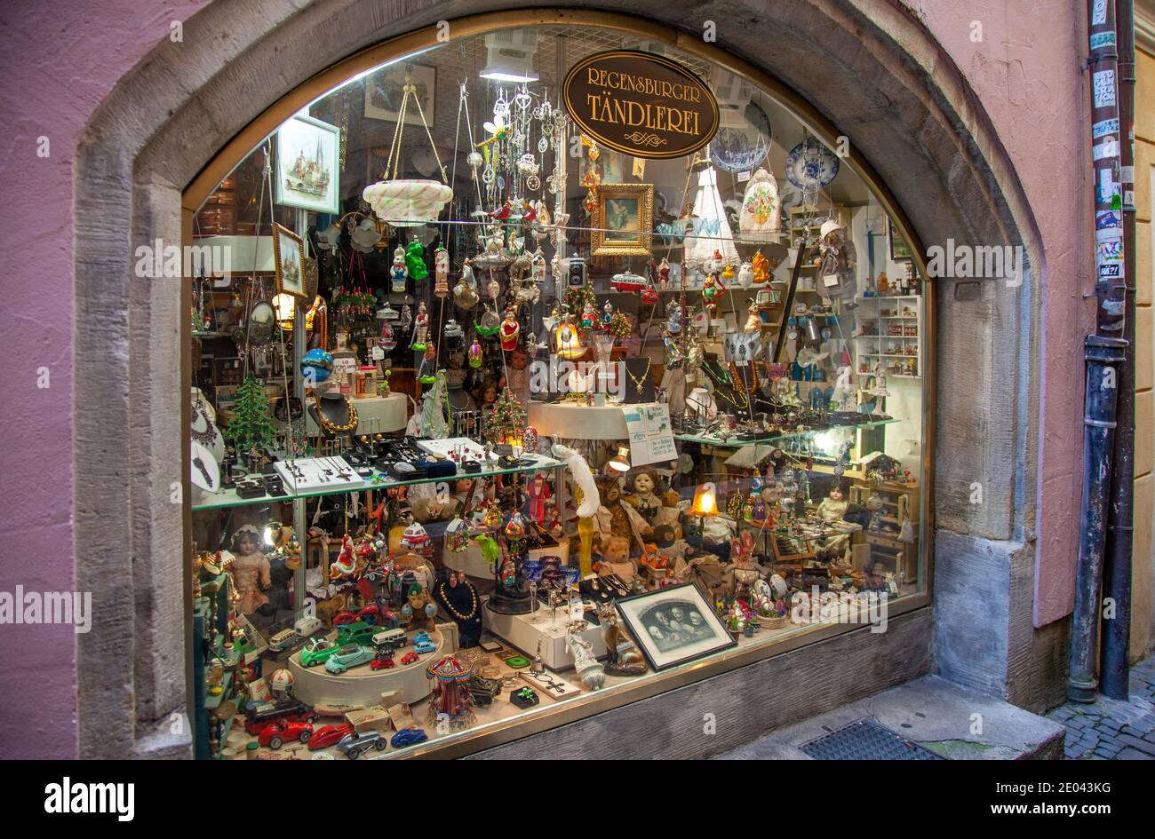 Le molteplici offerte del Regensburger Tandlerei nella zona pedonale della città sono un sogno per i cacciatori di souvenir. Le merci vanno da una gamma massiccia selecti Foto Stock