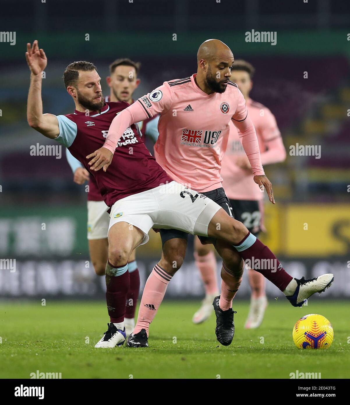 Erik Pieters di Burnley (a sinistra) e David McGondrick di Sheffield United combattono per la palla durante la partita della Premier League a Turf Moor, Burnley. Foto Stock