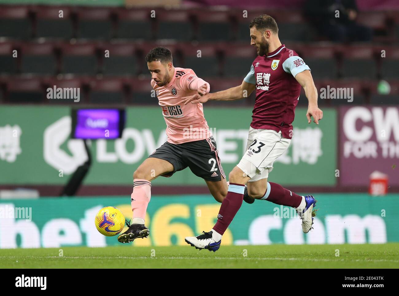George Baldock (a sinistra) di Sheffield United e Erik Pieters di Burnley si battono per la palla durante la partita della Premier League a Turf Moor, Burnley. Foto Stock