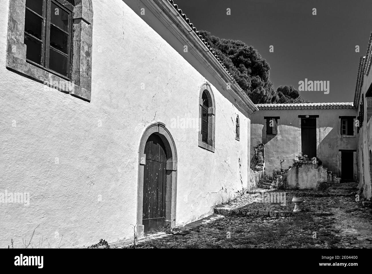 Cortile del monastero di San Nicola George Kremnon sull'isola di Zante in Grecia, monocromatico Foto Stock