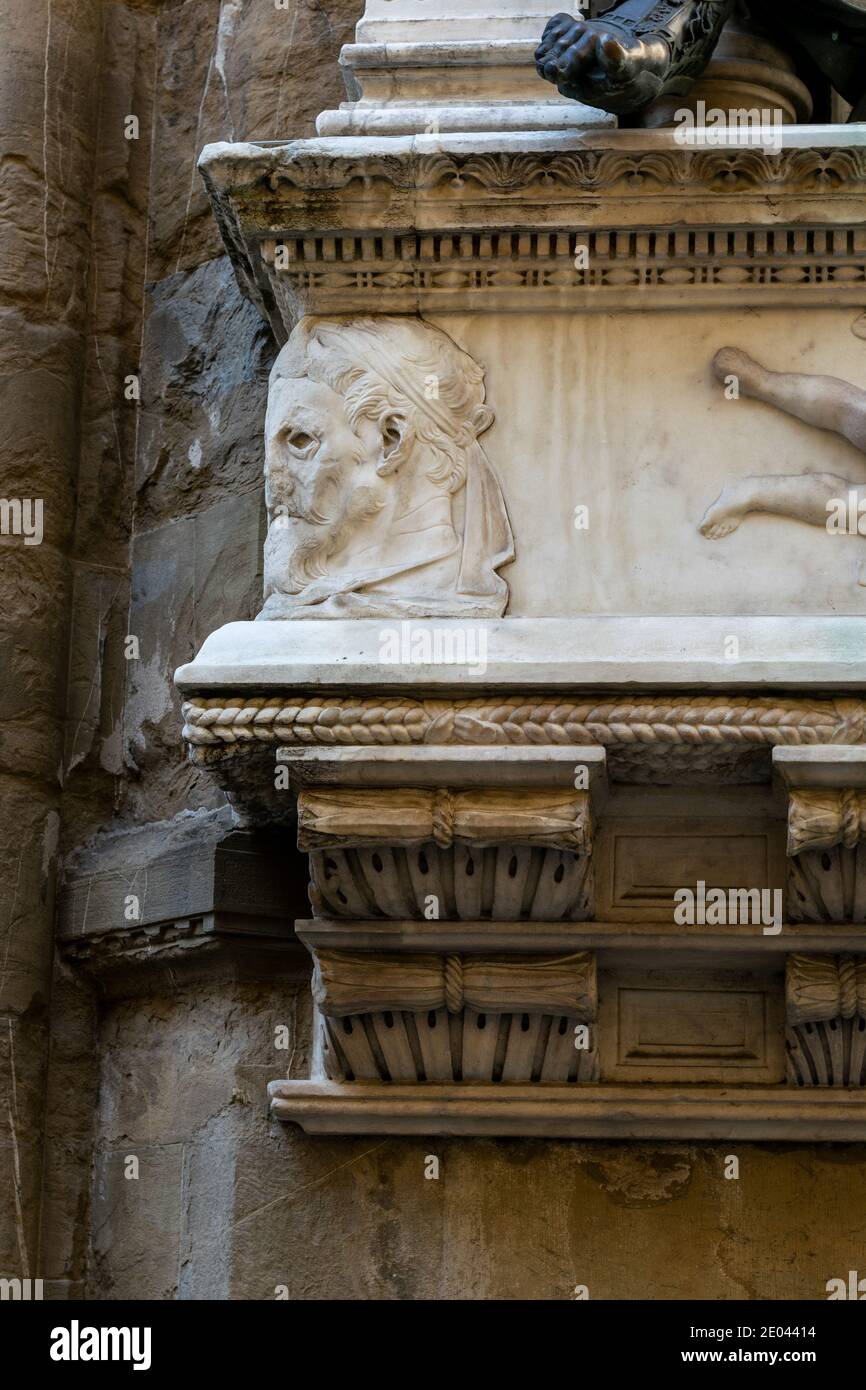 Particolare dell'angolo del rilievo sotto le statue di Cristo e San Tommaso sulla facciata dell'Orsanmichele, Firenze, Italia Foto Stock