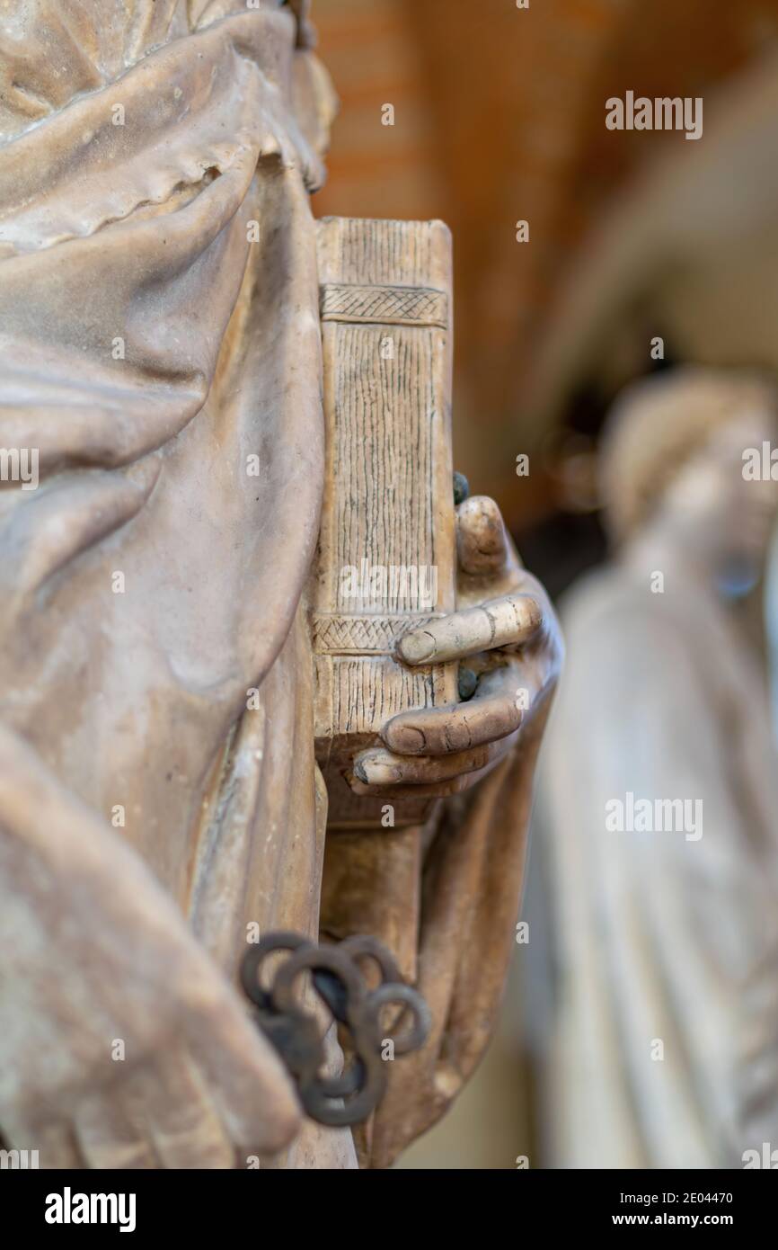 Particolare della statua di San Pietro, attribuita a Filippo Brunelleschi, nel Museo di Orsanmichele, Firenze Foto Stock