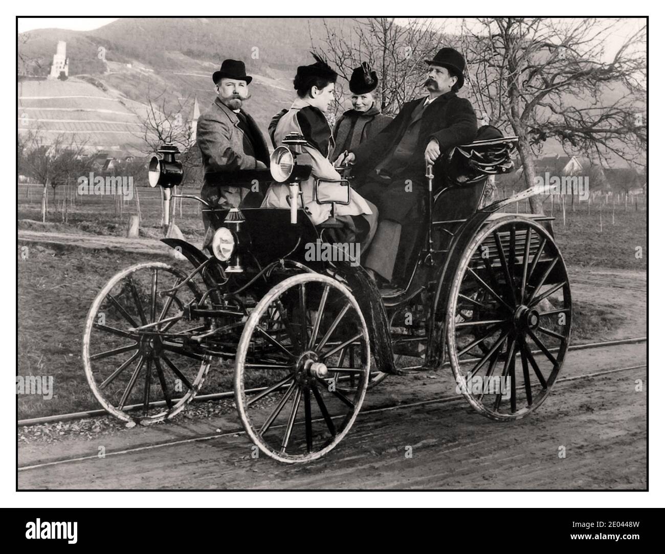 Vintage 1890's Benz Vis-à-Vis, Bertha Benz, Fritz Benz, Carl Benz, Klara Benz. Benz Vis-à-Vis. Risalente al 1893, la Victoria a due o tre posti e la Vis-à-Vis a quattro posti furono le prime automobili a quattro ruote costruite da Carl Benz. Il loro design fondamentalmente nuovo era stato reso possibile dal sistema di sterzo a perno del fuso a snodo migliorato da Benz, consentendo alle due ruote anteriori di assumere raggi di sterzata diversi e quindi il veicolo di affrontare le curve in modo più sicuro. Cilindrata cilindri 2 65 cu in potenza 4.6 CV (3.4 kW) a regime motore 740/min velocità massima 11 mph Foto Stock