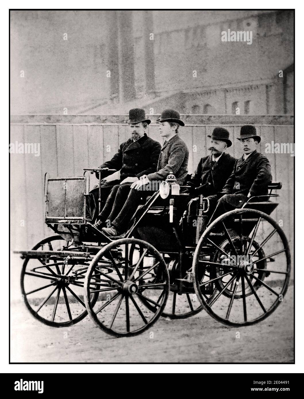 Archivio del 1890 DAIMLER MAYBACH trasporto carrozza d'epoca i costruttori tedeschi di automobili Wilhelm Maybach e Paul Daimler nella prima macchina Daimler a quattro ruote. 1895 carrozza motorizzata Daimler, agosto Wilhelm Maybach Foto Stock