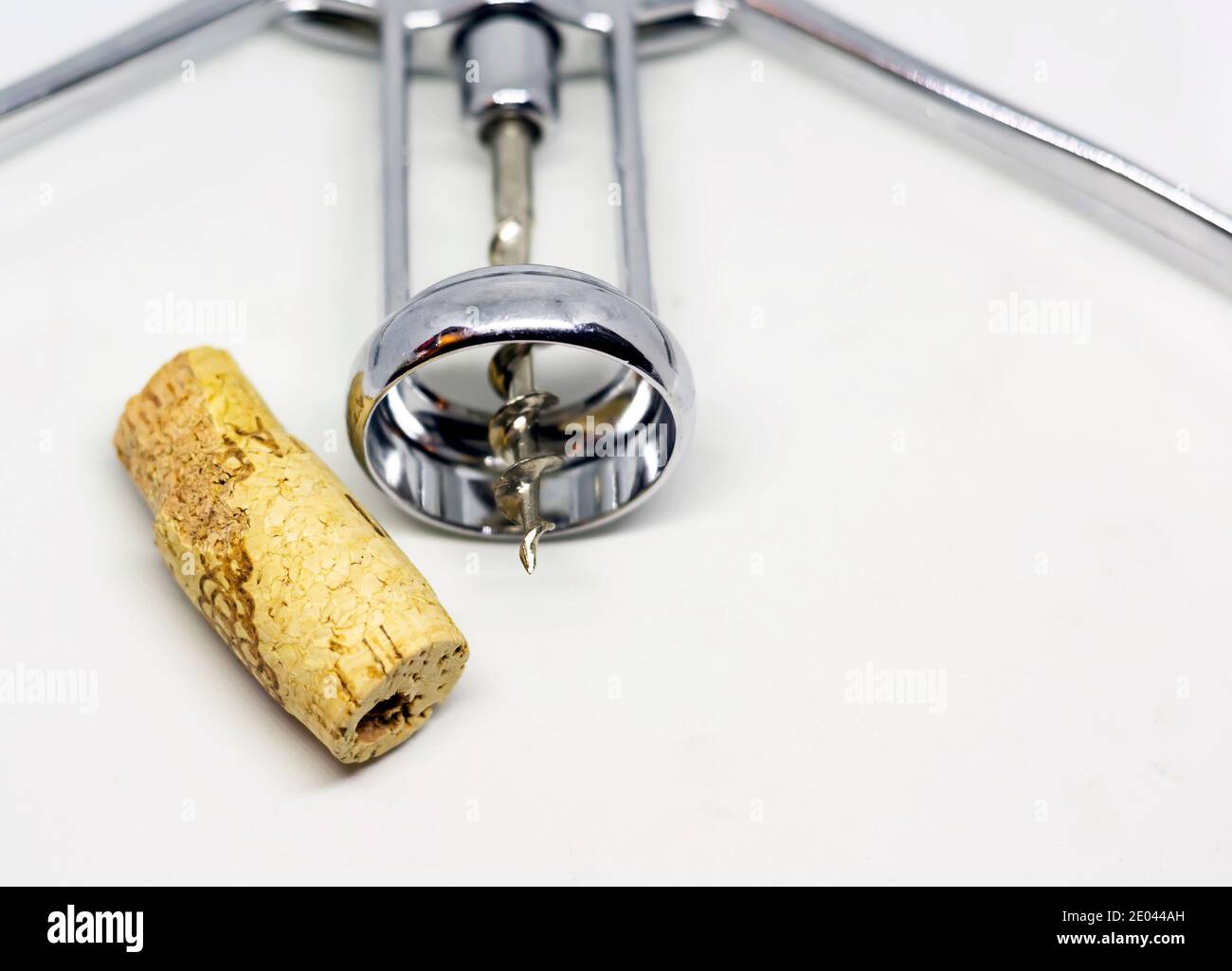 cavatappi ad ala in acciaio con sughero forato isolato su fondo bianco. Foto Stock