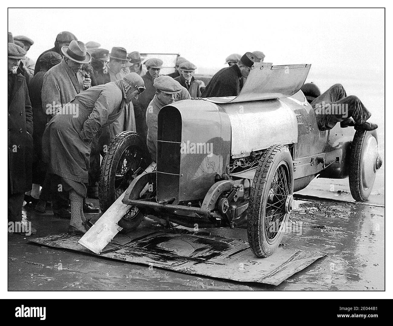 Sunbeam Bluebird, Malcolm Campbell Sir Malcolm Campbell ha battuto per la prima volta il record di velocità terrestre nel 1924, guidando un telaio Sunbeam del 1920 con un V-12 da 18,3 litri a bordo. Questa vettura è stata progettata da Louis Coatalen, con un motore appositamente costruito basato su due modelli aerodinamici Sunbeam. Ciò ha portato a un layout ibrido con quattro blocchi di tre cilindri, disposti in due bancate impostate a 60 gradi. Acquistato da Campbell e rinominato rapidamente Blue Bird, questo prototipo da 350 hp si è rivelato buono per 146,16 km/h a Pendine Sands in un calmo giorno di settembre di un secolo fa. Sunbeam Bluebird, Malcolm Campbell Foto Stock