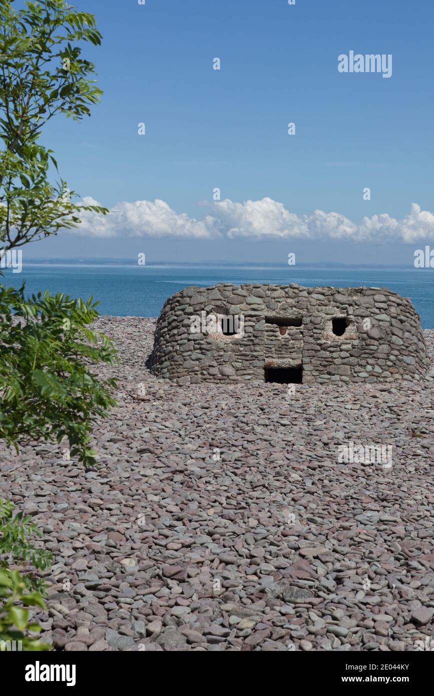 Le rovine di un vecchio pillbox della seconda guerra mondiale La spiaggia di Porlock Weir Foto Stock
