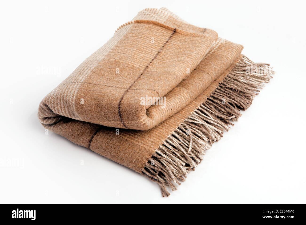Coperta calda di lana alpaca marrone o cashmere isolata su sfondo bianco.  Beige, marrone tessuto di lana quadrata per il design della casa Foto stock  - Alamy