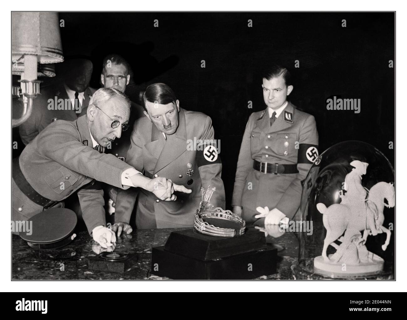 HITLER ART NAZI LOOT 1940 WW2 German Nazi Chancellor Adolf Hitler guardando una tiara e una scultura di Napoleone Bonaparte durante la sua visita a una collezione di arte saccheggiata, per la sua collezione personale. Rudolf Hess si trova sullo sfondo. Foto Stock
