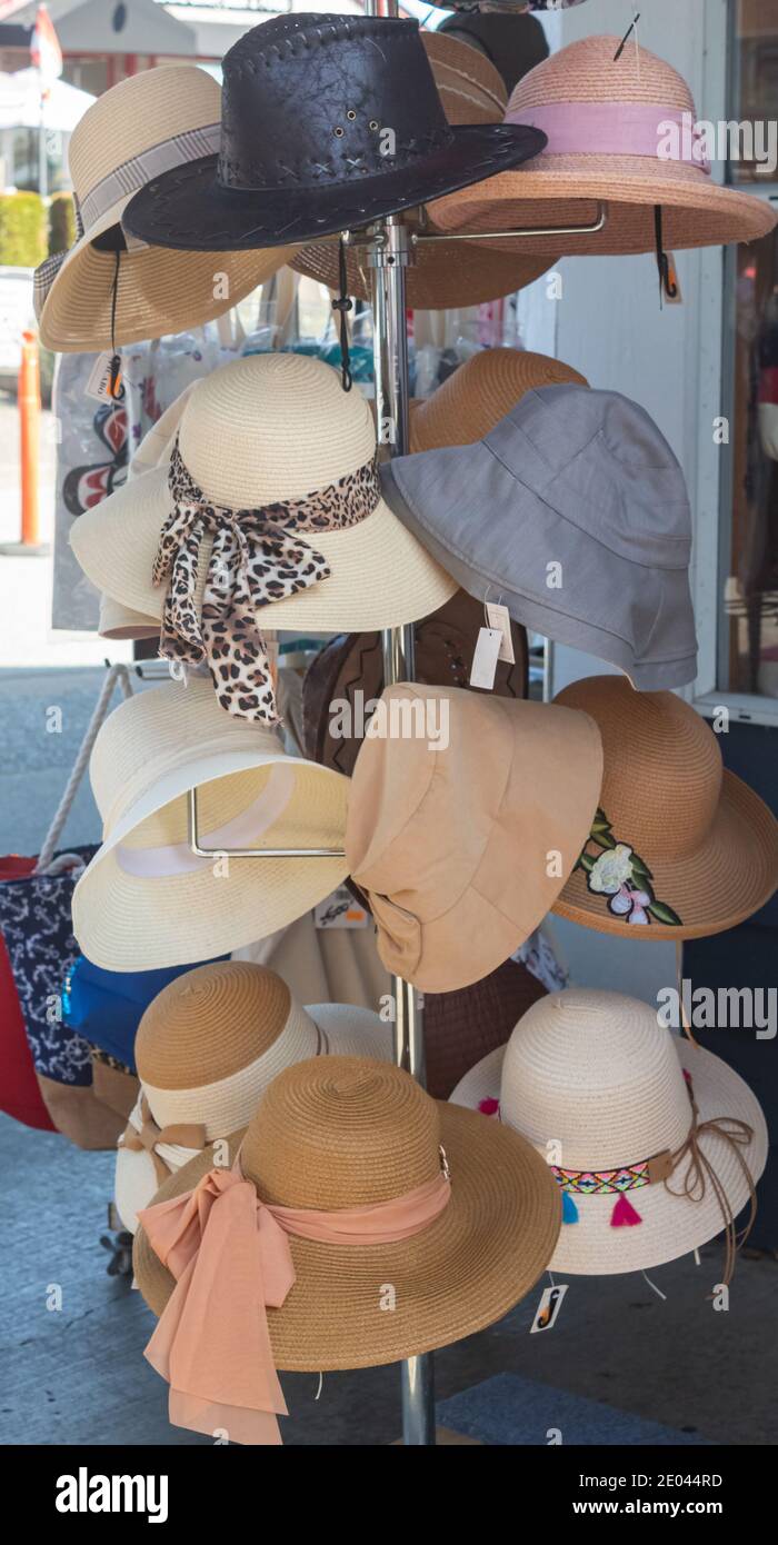 Mercato di strada con cappelli donna varietà a Richmond, British Columbia Foto Stock