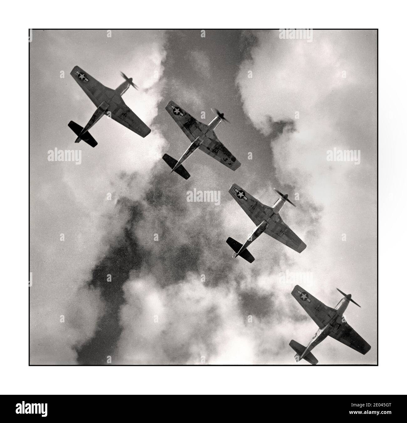 Archivio WW2 American Airforce quattro P-51 Mustangs che volano in formazione. Ramitelli, Italy, March 1945 Frissell, toni, photographer 1945 March United States Army Air Forces Fighter Group, 332nd--1940-1950 World War, 1939-1945--Air Operations--American--Italy - Airplanes--American--Italy--1940-1950- World War II Foto Stock