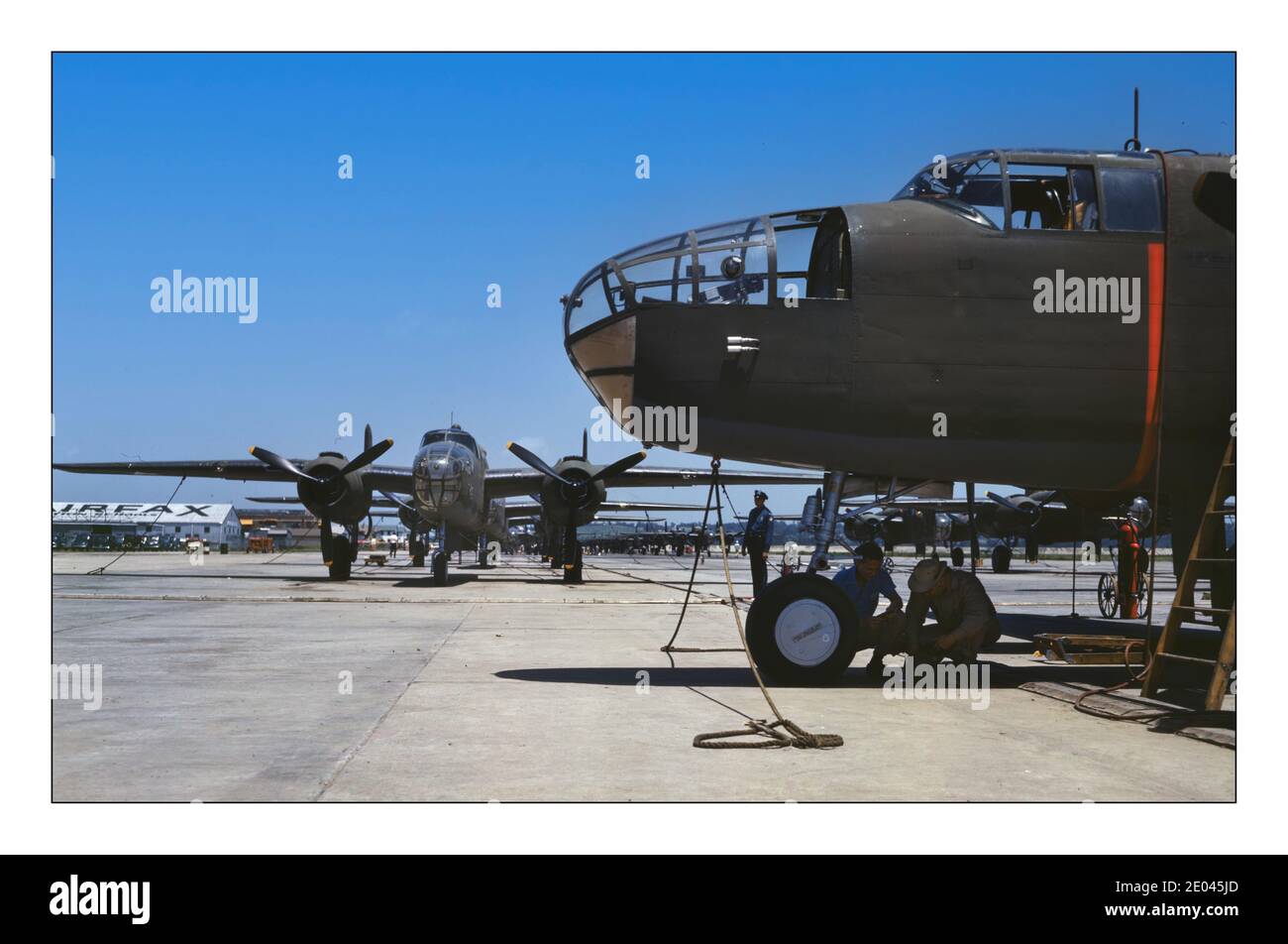 WW2 B-25 Bomber Production War Feffort USA nuovi bombardieri B-25 allineati per l'ispezione finale e le prove presso il campo di volo di un impianto di aerei, North American Aviation, Inc., California. Si esibisce al soffitto di 25,000 piedi Palmer, Alfred T., fotografo 1942 luglio North American Aviation, Inc - Aeroplane Industry- Assembly-line Methods World War, 1939-1945 - Bombers United States--California--Inglewood Foto Stock