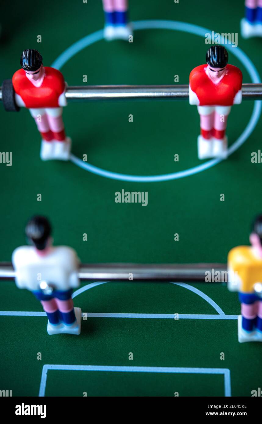 Dettaglio dei giocatori in una partita di calcio da tavolo Foto Stock