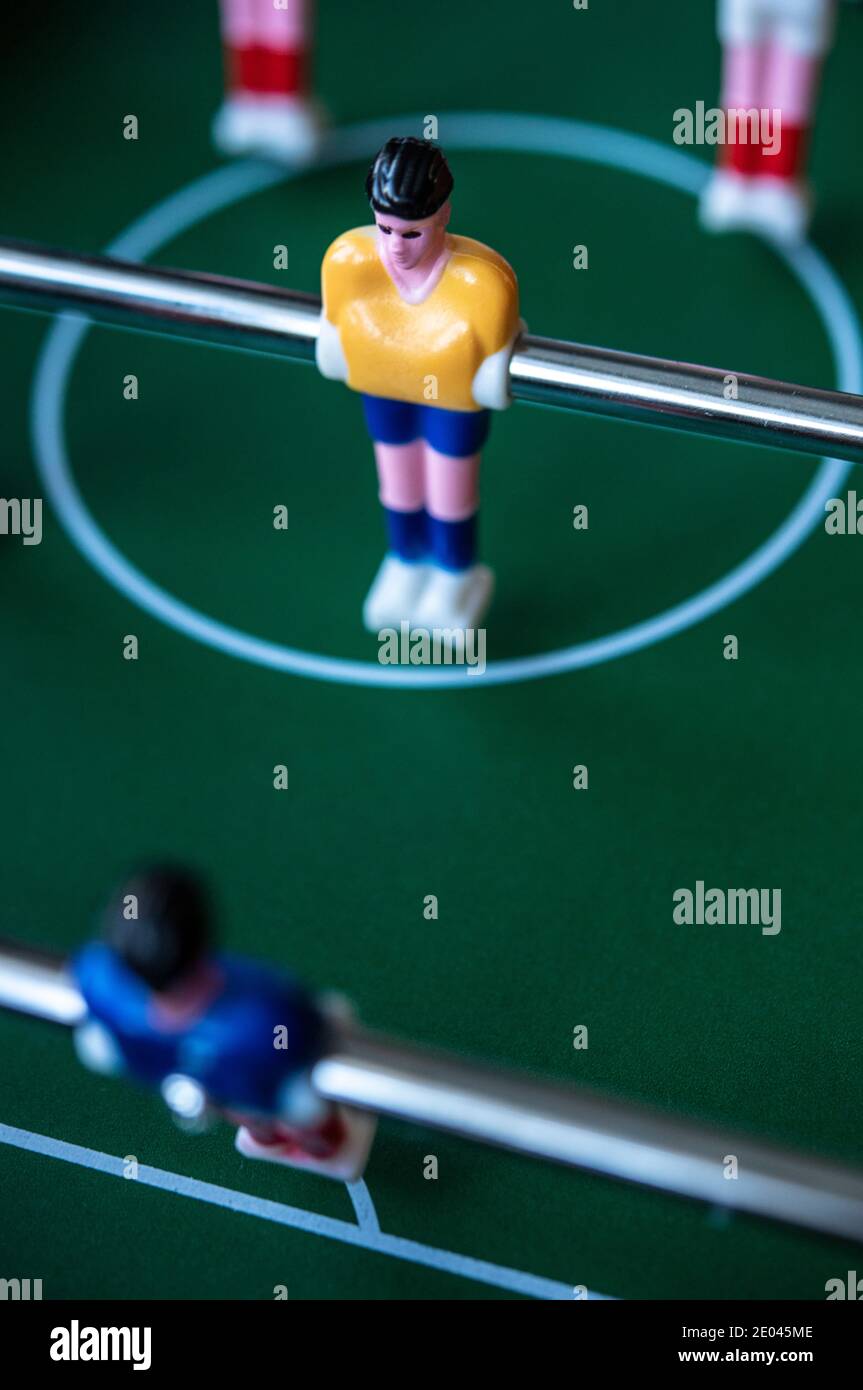 Dettaglio dei giocatori in una partita di calcio da tavolo Foto Stock