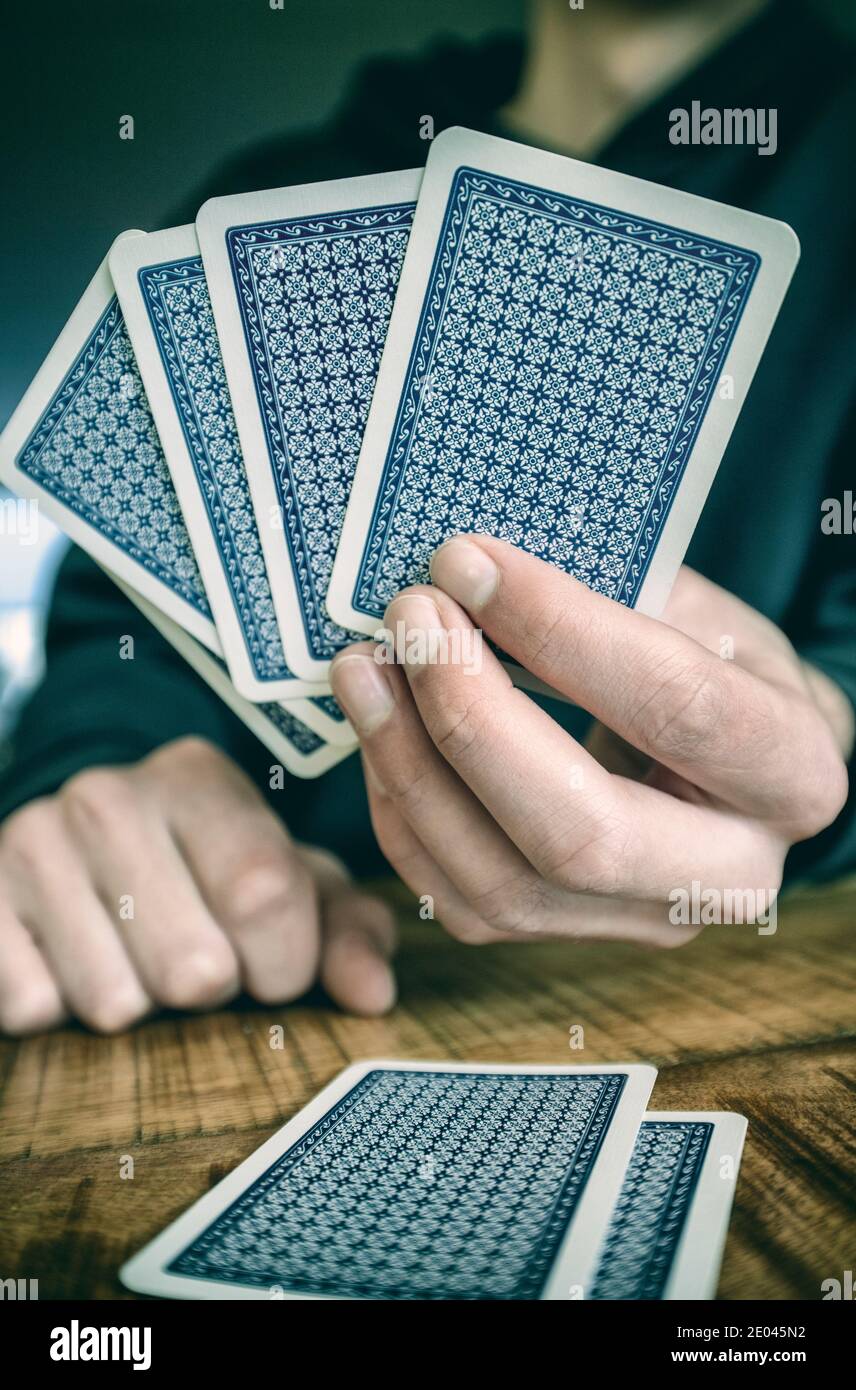 L'uomo carte da gioco Foto Stock