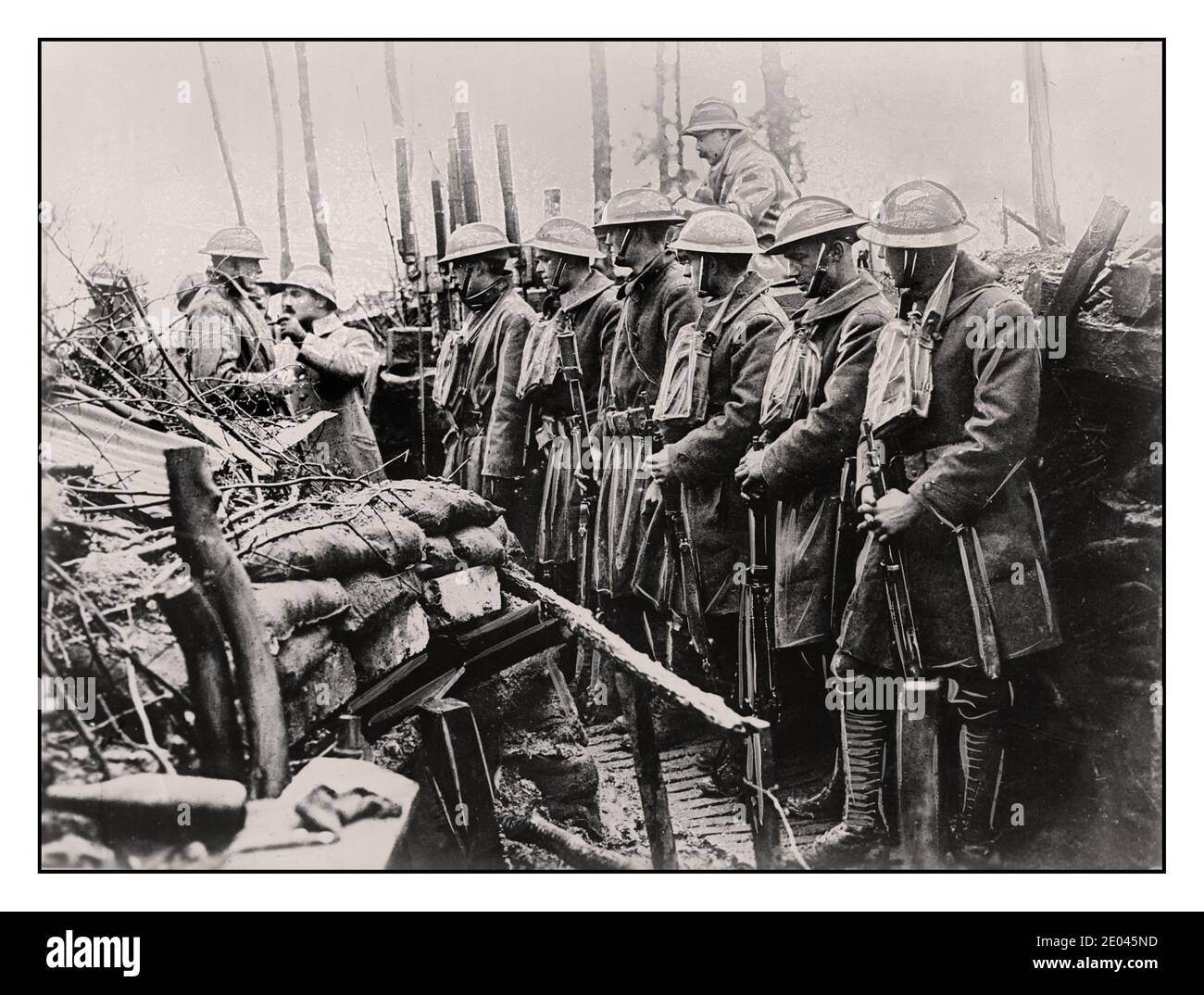 WW1 fronte occidentale trincee di battaglia Stati Uniti fanteria & mitragliatrice uomini assegnati in trincee fotografia mostra soldati americani in Francia durante la prima guerra mondiale, 1914-1918 Foto Stock