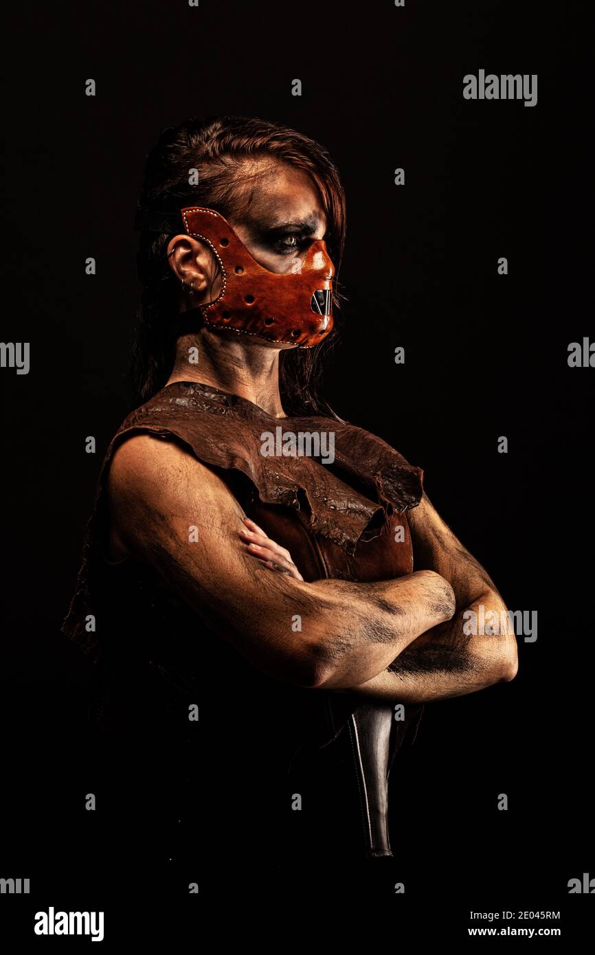Ritratto di un selvaggio omicida che indossa una maschera in pelle Foto Stock