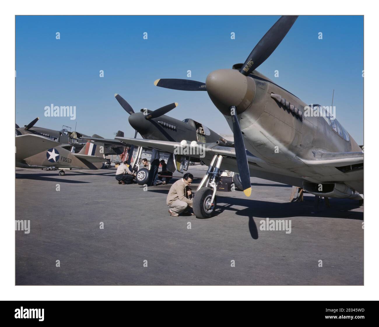 WW2 Aircraft Production USA ispezioni finali P-51 ('Mustang') aerei da combattimento in preparazione per il volo di prova presso il campo della North American Aviation, Inc., stabilimento di Inglewood, California USA Palmer, Alfred T., fotografo 1942 ottobre North American Aviation, Inc - Aeroplane industria Aeroplani Guerra Mondiale, 1939-1945 Stati Uniti--California--Inglewood Foto Stock