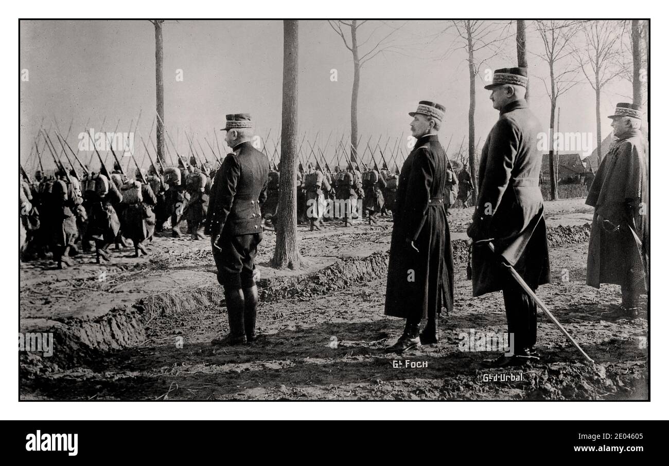 La prima guerra mondiale la Francia Joffre, Foch, D'Urbal mostra fotografica (da sinistra a destra) il generale Joseph Joffre (1852-1931), il maresciallo Ferdinand Foch (1851-1929), l'ufficiale Victor d'Urbol (1858-1943) e il generale Maurice Balfourier (1852-1933) che servì nell'esercito francese durante la prima guerra mondiale. 1915 e ca. 1920] Guerra Mondiale, 1914-1918 negativi del vetro. Foto Stock