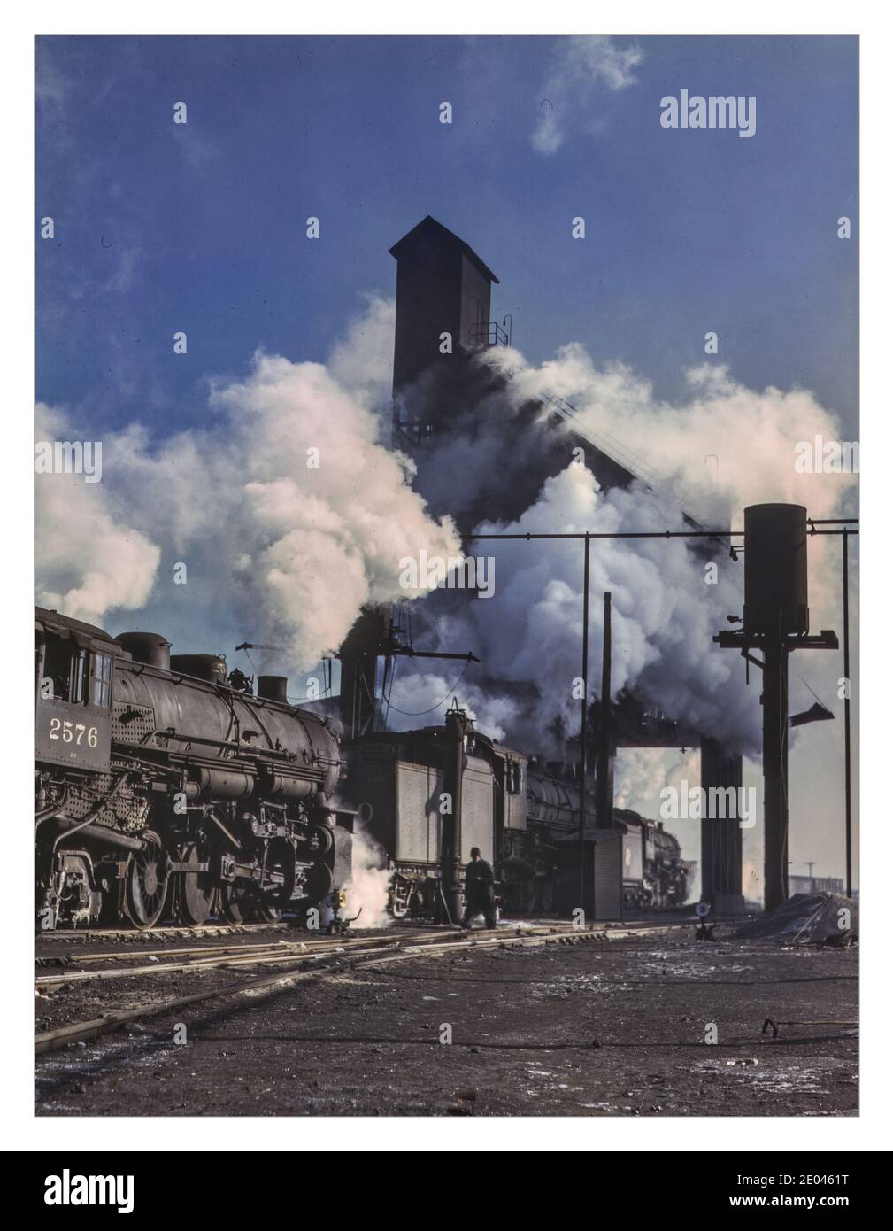 WW2 USA produzione di sforzo di guerra American Railroad locomotori sopra la fossa di cenere alla rotonda e stazione di coaling a Chicago e Northwestern [e. North Western] Railroad Yards, Chicago, Ill. Delano, Jack, fotografo 1942 Dic. Chicago e North Western Railway Company - World War, 1939-1945 Railroad locomotives Shipping Fuel - United States--Illinois--Chicago Foto Stock