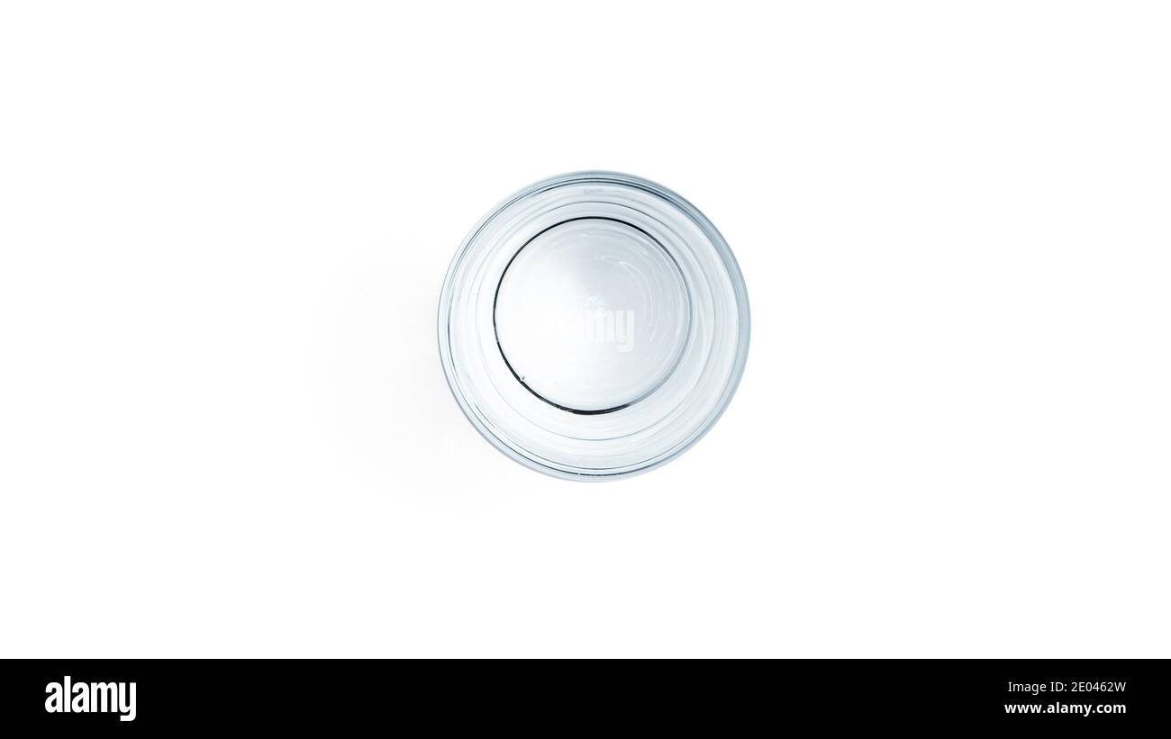 Vodka ha girato il vetro su uno sfondo bianco. Foto di alta qualità Foto Stock