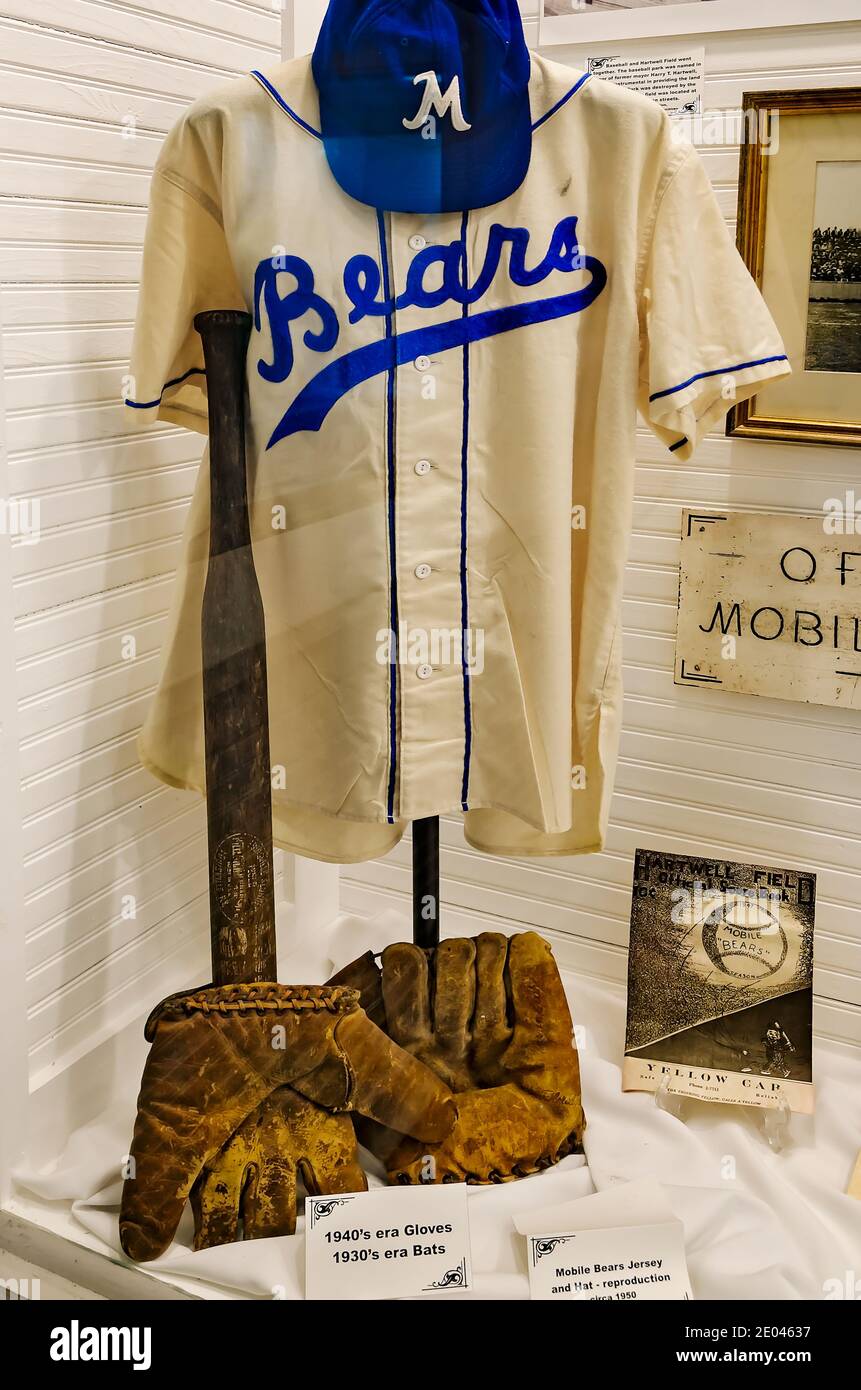 La casa per l'infanzia Hank Aaron e il museo mostrano cimeli della vita del giocatore di baseball, tra cui la sua maglia, pipistrelli e guanti in Mobile, Ala. Foto Stock