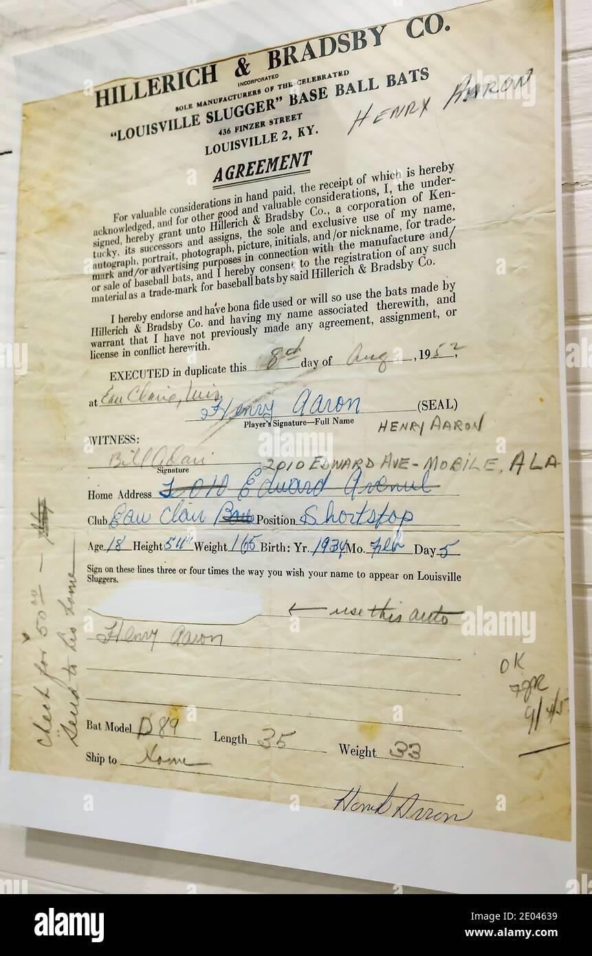 Il contratto di Hank Aaron con Hillerich & Bradsby per i pipistrelli da baseball Louisville Slugger viene esposto alla Hank Aaron Childhood Home and Museum di Mobile. Foto Stock